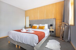 Apartment, Ensuite (Suite n°3) | Premium bedding, desk, laptop workspace, soundproofing - Au Chat Qui Dort Lille - Thiers (Lille)