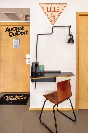 Deluxe Apartment, Ensuite (Suite n°2) | Living area | LED TV, heated floors - Au Chat Qui Dort Lille - Thiers (Lille)