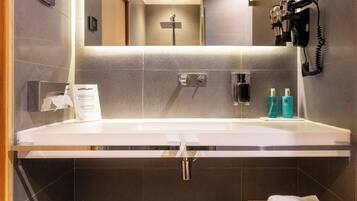 Luxury Apartment, Ensuite, Courtyard View (Suite n°4) | Bathroom | Shower, rainfall showerhead, hair dryer, towels