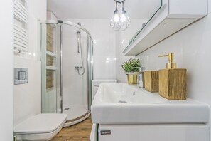 Apartment, 1 Bedroom (79A) | Bathroom | Shower, towels - Apartamenty Apartinfo Długa Grobla (Gdansk)