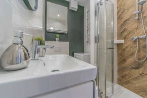 Apartment, 2 Schlafzimmer (79B) | Badezimmer | Dusche, Handtücher