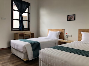 高级双床房 | 迷你吧、免费 WiFi、床单