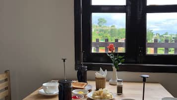 Free daily English breakfast