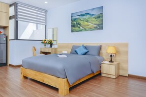 Standaard studio | Een minibar, een kluis op de kamer, een bureau, geluiddichte muren