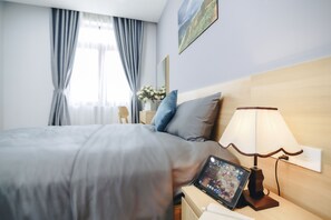 Minibar, caja de seguridad en la habitación y escritorio 