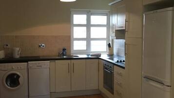 Full-size fridge, microwave, oven, stovetop