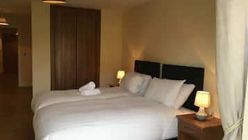 Departamento | Tabla de planchar con plancha y ropa de cama