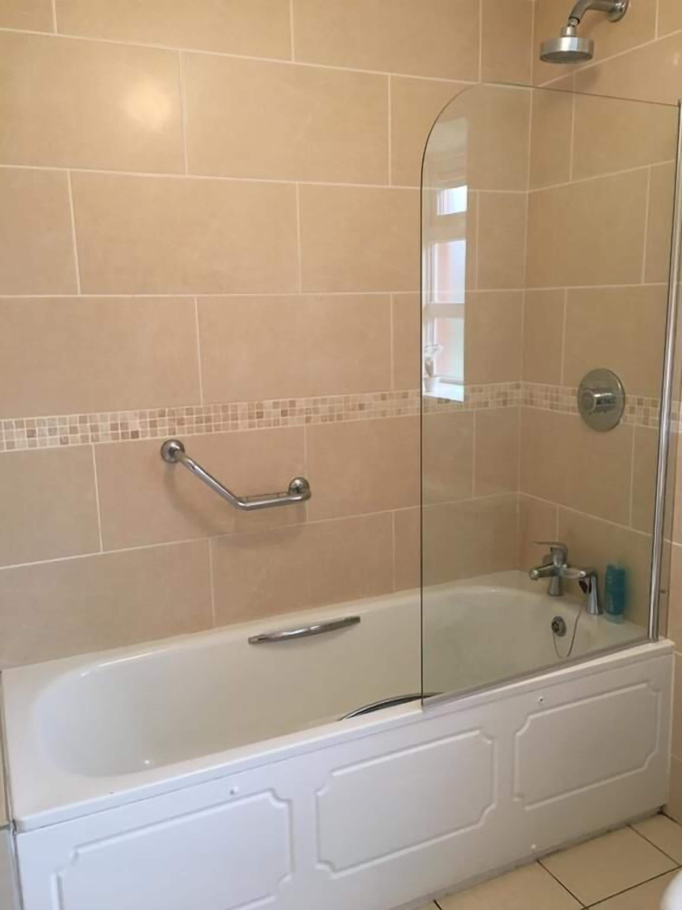 シャワー付き浴槽、バスアメニティ (無料)、ヘアドライヤー、タオル