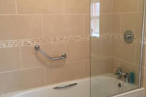 Duschwanne, kostenlose Toilettenartikel, Haartrockner, Handtücher
