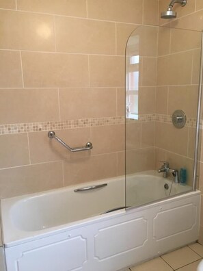 Ensemble douche/baignoire, articles de toilette gratuits, sèche-cheveux