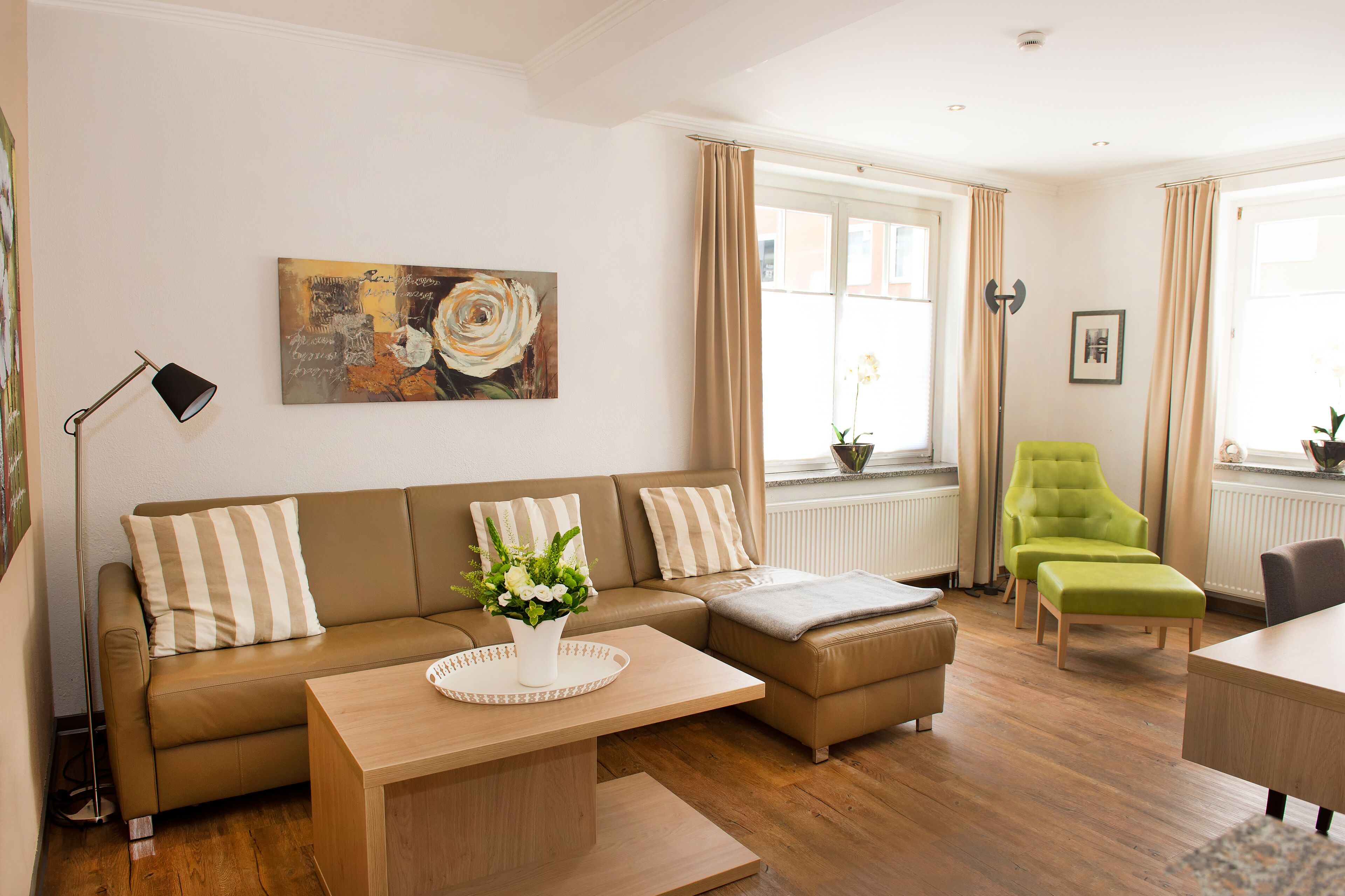 Apartamento Confort | Zona de estar | Televisión de plasma de 120 cm con canales por cable, una televisión