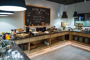 Tägliches Frühstücksbuffet (23.50 EUR pro Person)