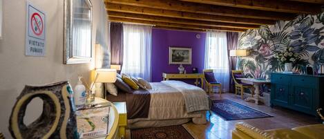 Studio Suite Deluxe | Trang trí khác biệt, trang bị nội thất với thiết kế riêng biệt, bàn