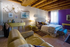 Une chambre à coucher comprenant un lit, une table de chevet, une lampe, une commode et une chaise.