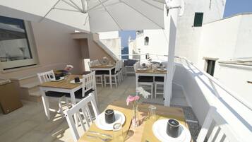 Café da manhã com buffet grátis todos os dias