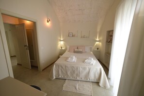Pillow-top beds, minibar, individually decorated, individually furnished - B&B Fiore (Gallipoli)