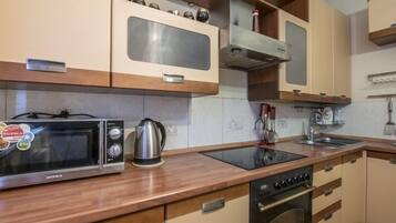 Apartment, 2 Schlafzimmer | Eigene Küche | Kühlschrank, Mikrowelle, Ofen, Herdplatte