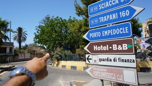 A directional sign with multiple destinations including Sciacca 55, Trapani 160, Porto Empedocle, Hotel B&B, and Guardia di Finanza. - B&B Nodo Francescano (Porto Empedocle)