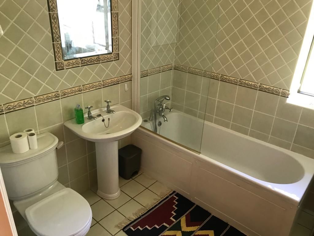 Combined shower/tub, free toiletries, hair dryer, towels
