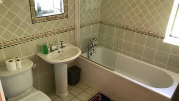 Combined shower/bathtub, free toiletries, hair dryer, towels