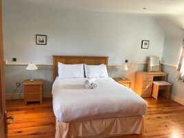 Escritorio, wifi gratis y ropa de cama 