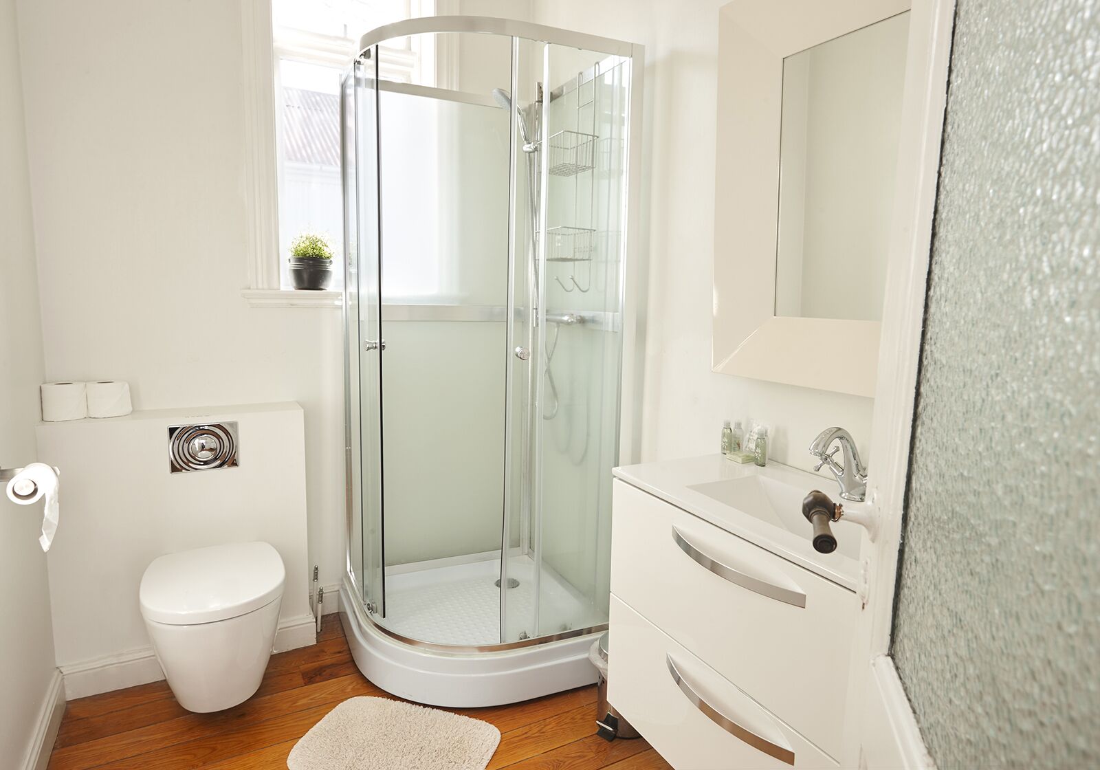 Appartement, 2 chambres | Douche de la salle de bain