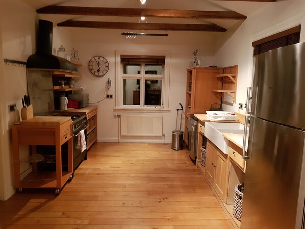 Departamento básico, 2 habitaciones | Cocina privada | Horno, parrilla de estufa, cafetera y tetera y tetera eléctrica 