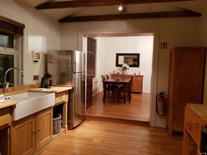 基础公寓, 2 间卧室 | 客房内用餐