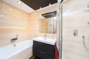 Shower, towels - Kazimierz district big 2-bedroom (Kraków)