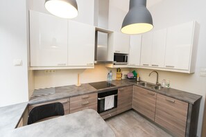 Appart'hôtel Ville | Cuisine privée | Réfrigérateur, plaque de cuisson