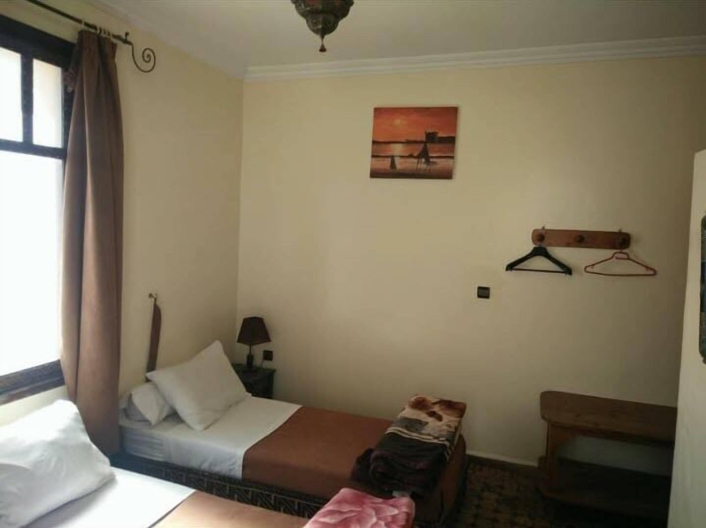 Dreibettzimmer | Individuell dekoriert, individuell eingerichtet, Schreibtisch