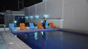 Piscine extérieure, chaises longues