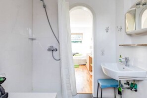 Apartment (Haus 2, 2. Stock, links) | Bathroom | Separate tub and shower, deep soaking tub, hair dryer, towels - Ferienwohnungen Eder (Poecking)