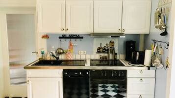 Apartment (Haus 14, Parterre) | Private kitchen | Fridge, microwave, oven, stovetop