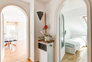 Apartment (Haus 2, 2. Stock, links) | Individuell dekoriert, individuell eingerichtet, Bügeleisen/Bügelbrett