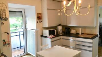 Apartment (Haus 14, 1. Stock) | Private kitchen | Fridge, microwave, oven, stovetop