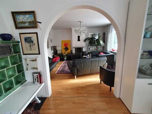 Apartment (Haus 12, 1. Stock) | Wohnbereich | Flachbildfernseher