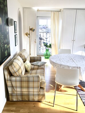 Apartment (Haus 2, 2. Stock, links) | Wohnbereich | Flachbildfernseher