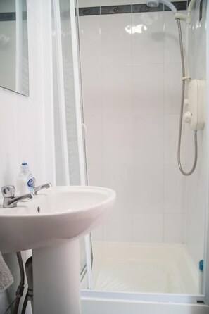 One-Bedroom Apartment | Bathroom | Combined shower/tub, free toiletries, hair dryer, towels - Waterlane Apartments (Galway)