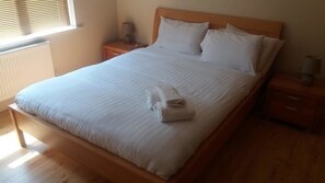 Iron/ironing board, WiFi (free), bed sheets - Waterlane Apartments (Galway)