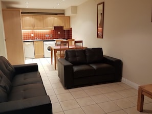 City-Apartment | Wohnzimmer | Flachbildfernseher