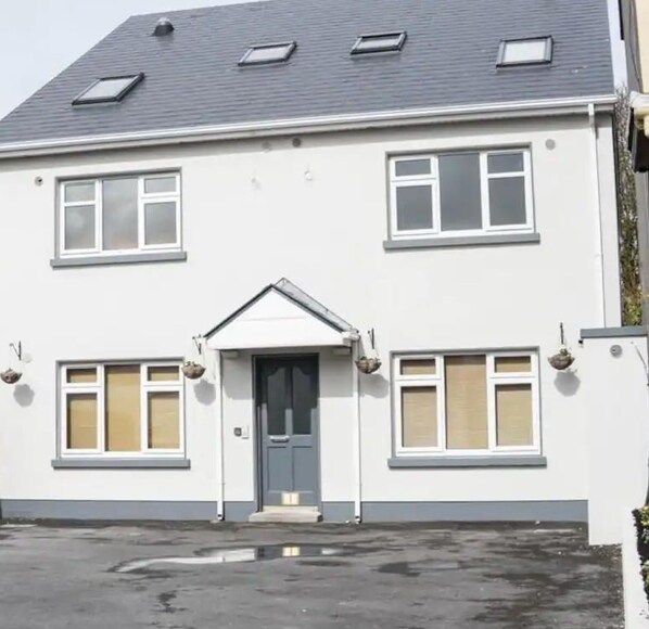 Front of property - Waterlane Apartments (Galway)