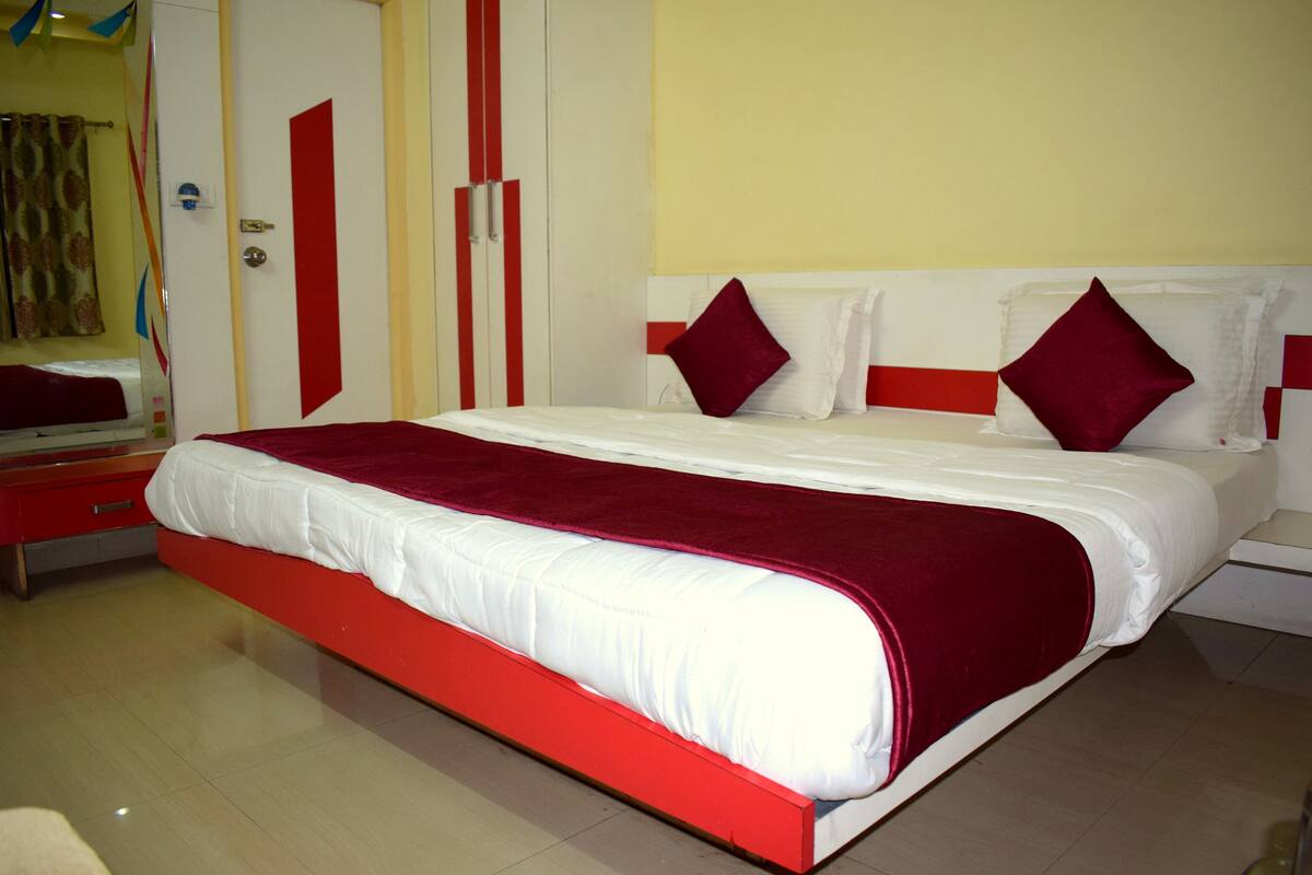 Kahden hengen deluxe-huone | 1 makuuhuone, tallelokero huoneessa, työpöytä, äänieristys