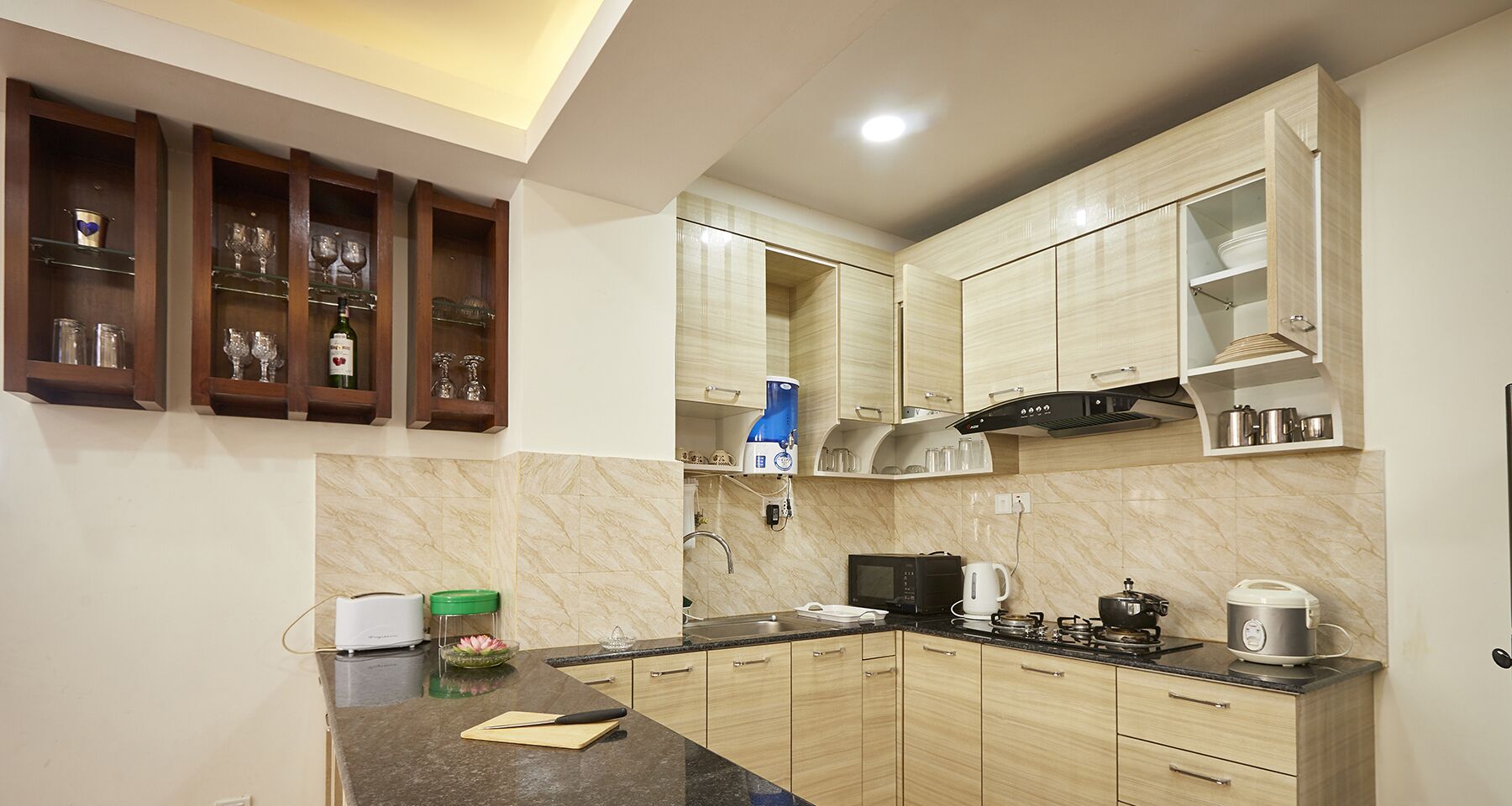 Secure Oasis @Patan 3BHK | Dapur pribadi | Lemari es, microwave, kompor, dan ketel listrik