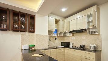 Secure Oasis @Patan 3BHK | Dapur pribadi | Lemari es, microwave, kompor, dan ketel listrik