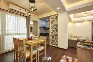 Quiet Spot @Patan 3BHK | Eigene Küche | Kühlschrank, Mikrowelle, Herdplatte, Wasserkocher