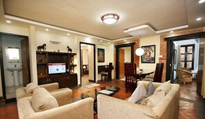 Apartamento, 3 habitaciones, no fumadores | Sala de estar | Televisión LED de 32 pulgadas con canales digitales, una televisión