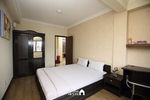 Safe på rommet, individuelt innredet og skrivebord for bærbar PC