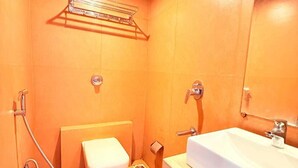 标准房 | 客房内保险箱、折叠床/加床（额外收费）、免费 WiFi