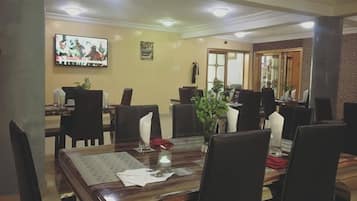 Menyajikan hidangan lokal dan internasional